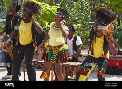 Traditional Dancer Zimbabwe Hi Res Stock Photography And Images Alamy