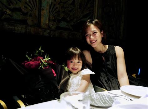 Hot girl Tây Hồ 4 tuổi hot nhất MXH hiện tại có mẹ là nữ thần học đường U30 ra đường cứ trưng