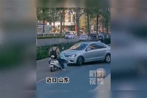 女车主在辅道上逆行拐弯，堵住电瓶车不断按喇叭骂人