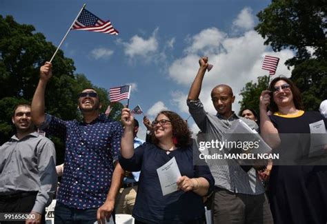 2,469 Naturalization Ceremony Oath Of Allegiance Stock Photos, High-Res ...