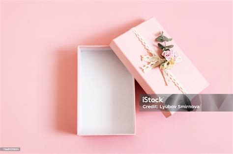 Kotak Hadiah Merah Muda Terbuka Kosong Yang Indah Terisolasi Di Latar