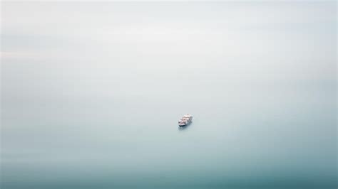 Peque O Barco De Contenedores De Carga Flotando En El Mar Vista A Rea