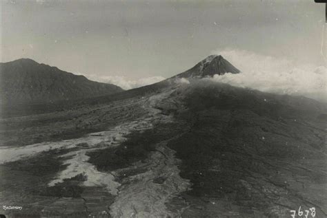 Gunung Merapi Dekat Magelang Saat Letusan Pada Desember 1930 Gunung