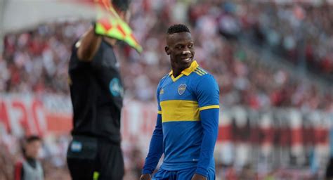 Luis Advíncula sería titular en Boca Juniors por la semifinal de la