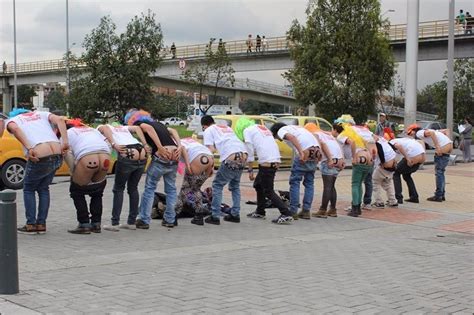 Miembros Del Partido Del Tomate Se Bajan Los Pantalones