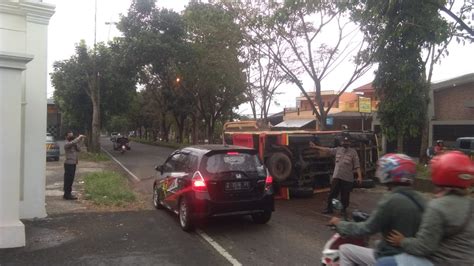 Truk Pasir Pecah Ban Dan Terguling Polsek Cibeureum Lakukan Pengaturan