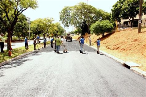 Secretaria de Obras executa recape em três quarteirões da Avenida