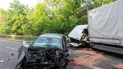 T Dlicher Unfall Im Kreis Schw Bisch Hall Auto Kracht Frontal In Lkw