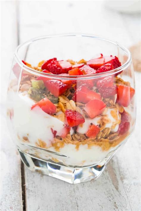 Strawberry Granola Yogurt Parfait Recipe