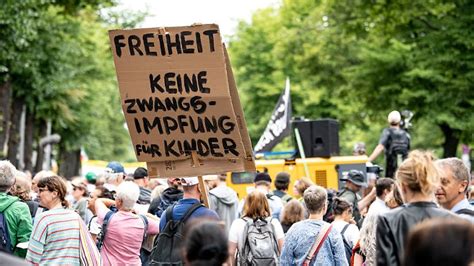 Querdenker Proteste In Berlin Mann Kollabiert Bei Corona Demo Und