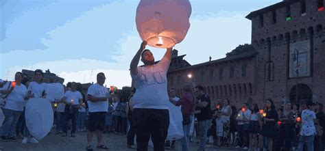 Una Fiaccolata Per Ricordare Alice Galliate Si Stringe Intorno Alla