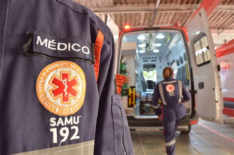 Ambulância do Samu é atingida por caminhonete enquanto equipe socorria