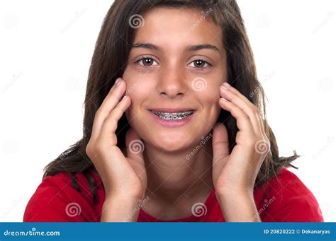 Ragazza Teenager Del Brunette Con Le Parentesi Graffe Fotografia Stock Immagine Di Dentale