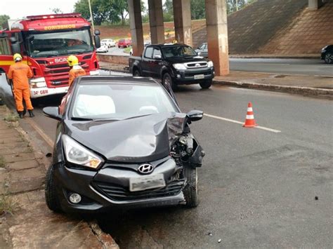 G1 Carro bate em via que dá acesso à Ponte JK no DF e deixa