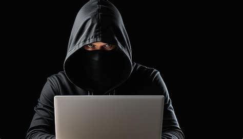 Mysterious Hacker Hombre encapuchado en la computadora portátil en