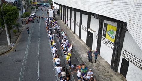 Beri Penghormatan Terakhir Untuk Pele Warga Brasil Datangi Stadion