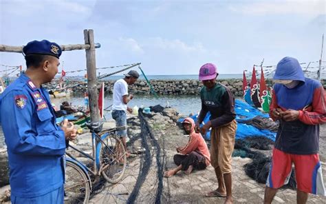 Satpaolairud Polres Situbondo Himbau Nelayan Tak Melaut Saat Cuaca