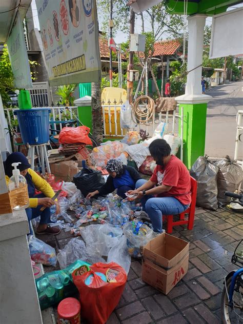 Keren Pilah Sampah Dari Rumah Jadi Budaya Di Rw Selusin Koran