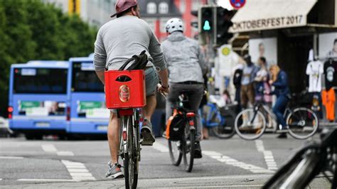 Mehrere Zweirad Unfälle in München Frau fährt in Kran Stütze schwer