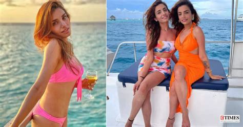 4 Hot Sexy Akriti Kakar Bikini Pics