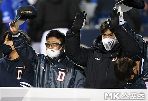 김태형 감독 김재환 `야구 팬들에게 감사의 인사` Mk포토 Mk스포츠