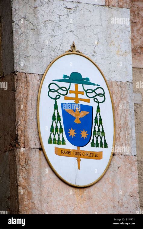 En La Fachada El Escudo De Armas De La Catedral De Ferrara Italia