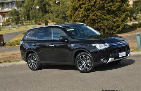 Mitsubishi Outlander PHEV Photos and Specs. Photo: Mitsubishi Outlander PHEV new and 26 perfect ...