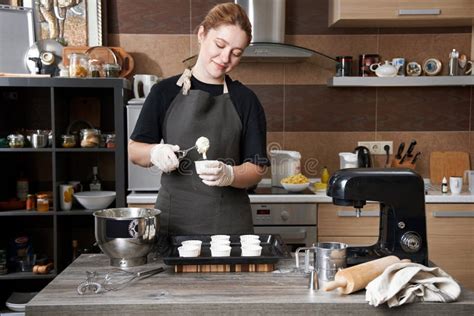 La Chica Pastelera Pone La Masa Para Hacer Un Muffin O Un Bizcocho En