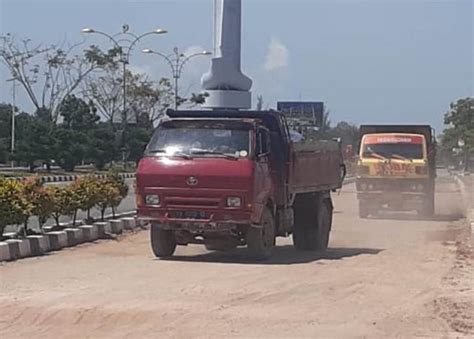 Hujan Licin Dan Panas Berdebu Dampak Tidak Tertibnya Truk Pengangkut