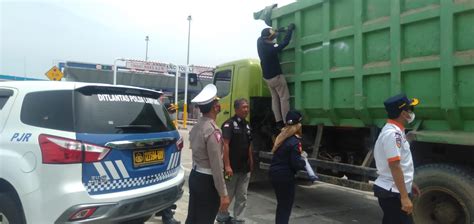 Kegiatan Operasi Kendaraan Over Dimension Over Loading Di Ruas Tol