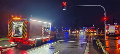 FW Grevenbroich Fünf Verletzte nach Unfall zwischen Bus und drei PKW