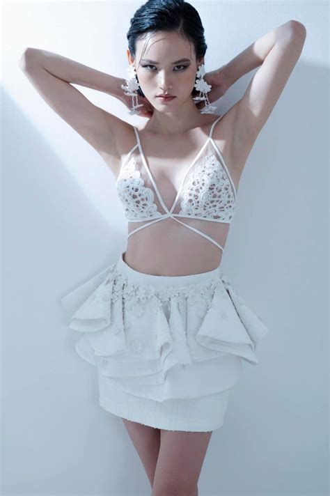 Chân dài 1m77 bán nude trong hang động khoe siêu phẩm trắng nõn không