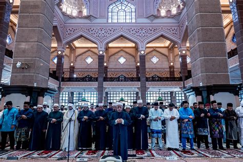 GALERI GAMBAR PM ANWAR TUNAI SOLAT SUNAT AIDILADHA DI MASJID PUTRA