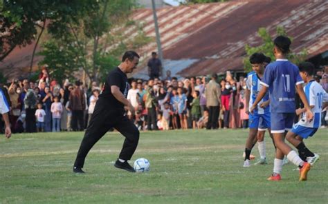 Setim Dengan Amran Ini Aksi Jokowi Main Bola Lawan Basuki Hingga Budi