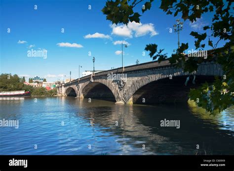 Kew Bridge Hi Res Stock Photography And Images Alamy