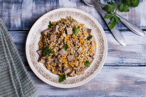 Gachas De Avena De La Cebada De Perla Con La Carne Foto De Archivo