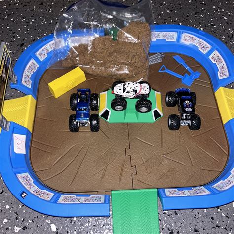 Monster Jam Monster Dirt Arena Playset Max D And Kinetic Sand Ebay