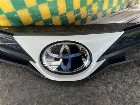 Grade Moldura Emblema P Ra Choque Dianteiro Toyota Yaris