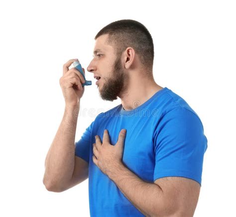 Hombre Joven Que Usa El Inhalador Del Asma Imagen De Archivo Imagen