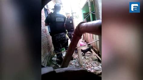 Policiais da ROCAM são flagrados agredindo suspeito algemado em beco