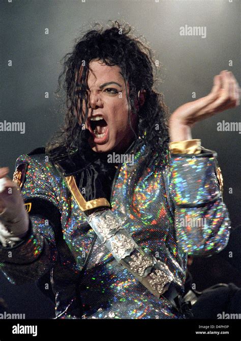 Michael Jackson Singing Fotografías E Imágenes De Alta Resolución