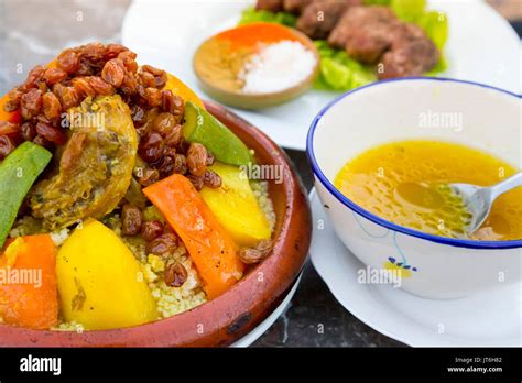 Typische marokkanische Essen Couscous mit Hähnchen und Gemüse Souk