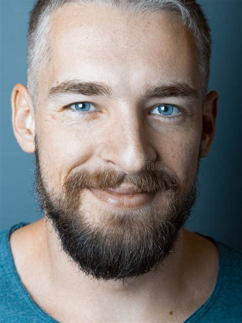 Retrato De Un Hombre Joven Con Una Barba Imagen De Archivo Imagen De