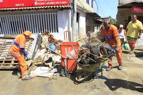 Um dia após rompimento de adutora moradores de casas inundadas ainda