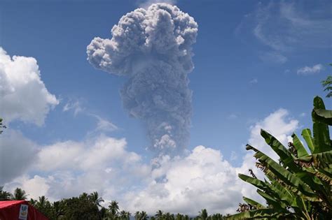 Gunung Ibu Kembali Erupsi Semburan Abu Vulkanik Capai Meter