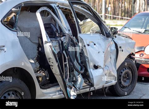 Accidente De Tráfico En La Calle Coche Dañado Después De Una Colisión En La Ciudad Accidente