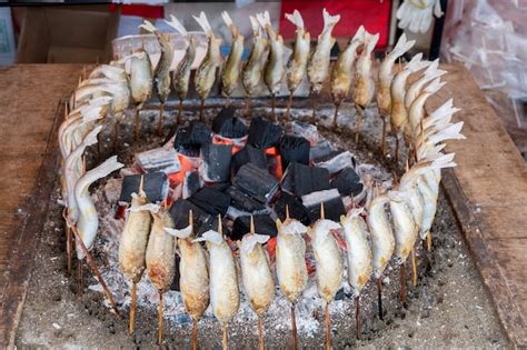 일본 길거리 음식 꼬치 꼬치 구이 소금에 절인 신선한 생선 프리미엄 사진