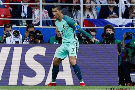 Cristiano Ronaldo doet zijn job en zo staat Portugal met één been in