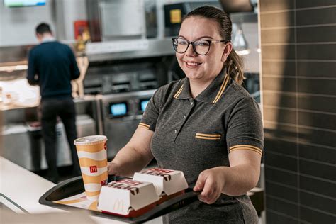 What does your uniform look like? : r/McDonaldsEmployees