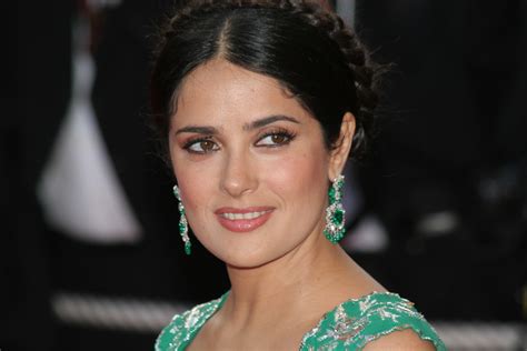 Salma Hayek Presume Su Figura En La Alberca Y En Bikini Fama